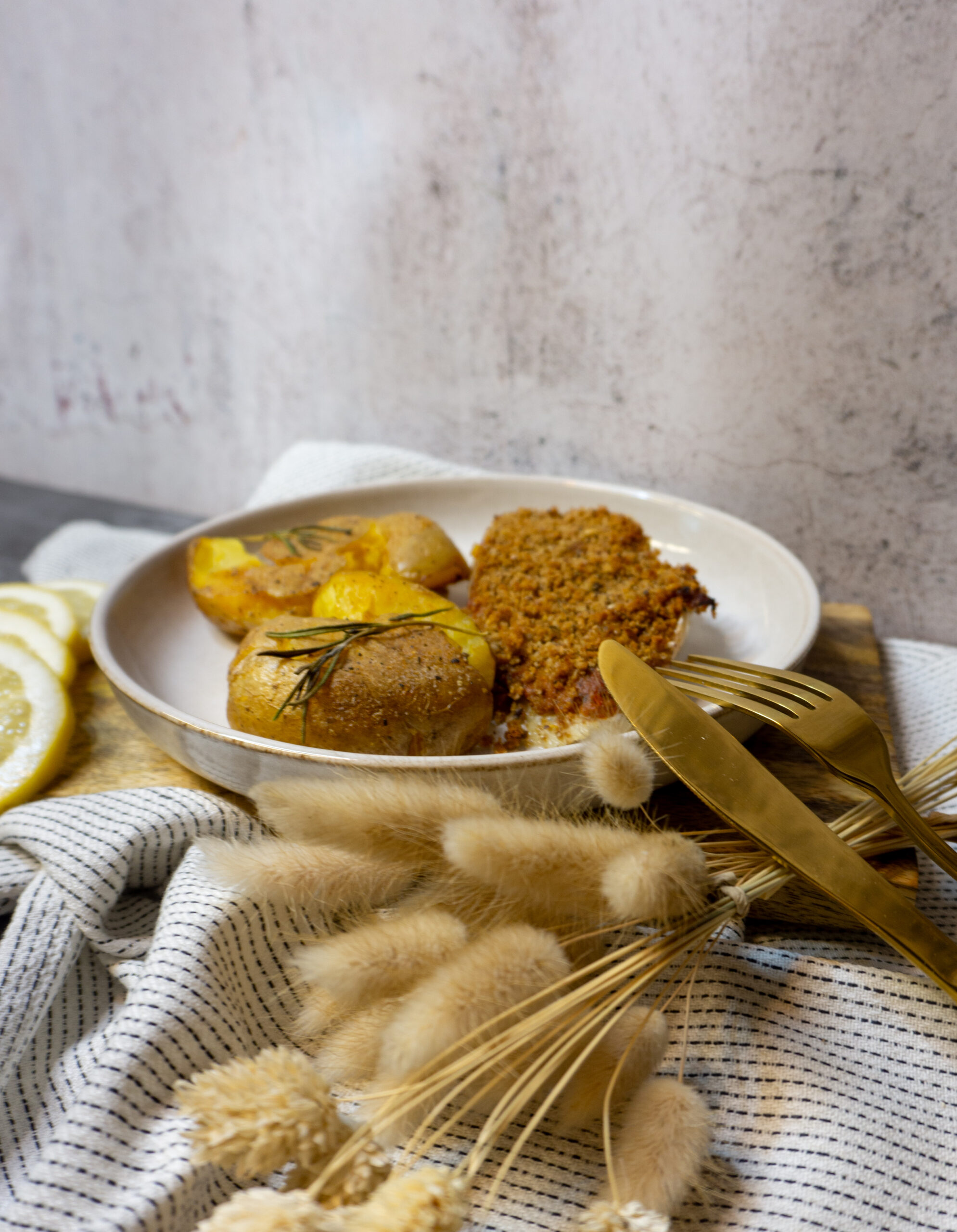 Knusprig überbackenes Fischfilet mit Quetschkartoffeln – fayfoods
