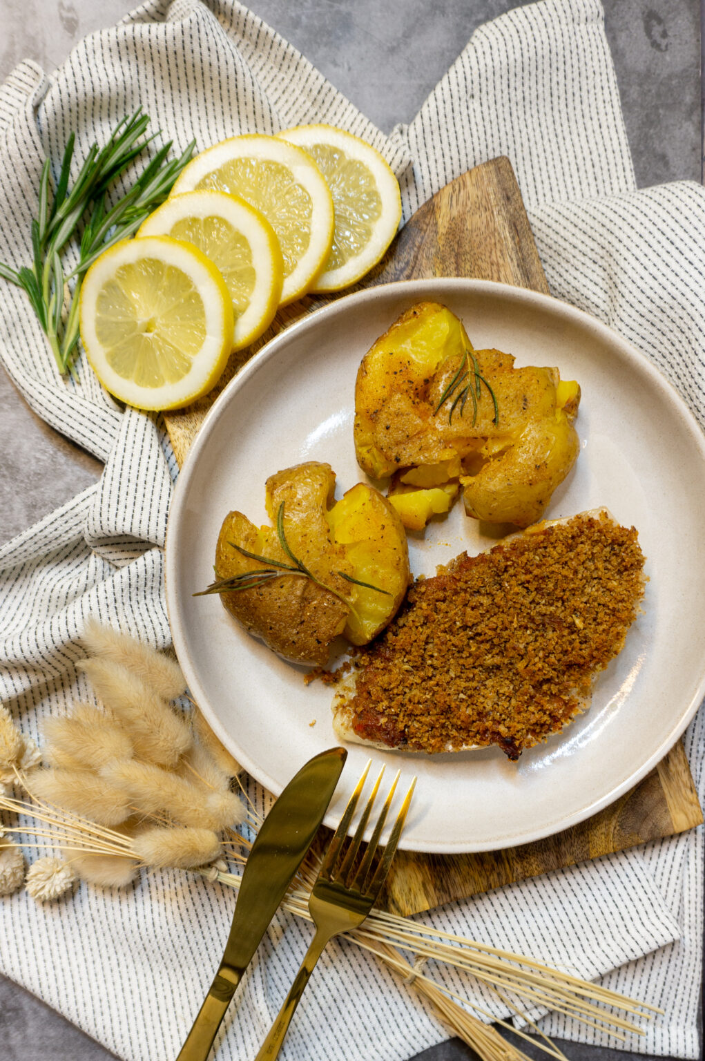 Knusprig überbackenes Fischfilet mit Quetschkartoffeln ...